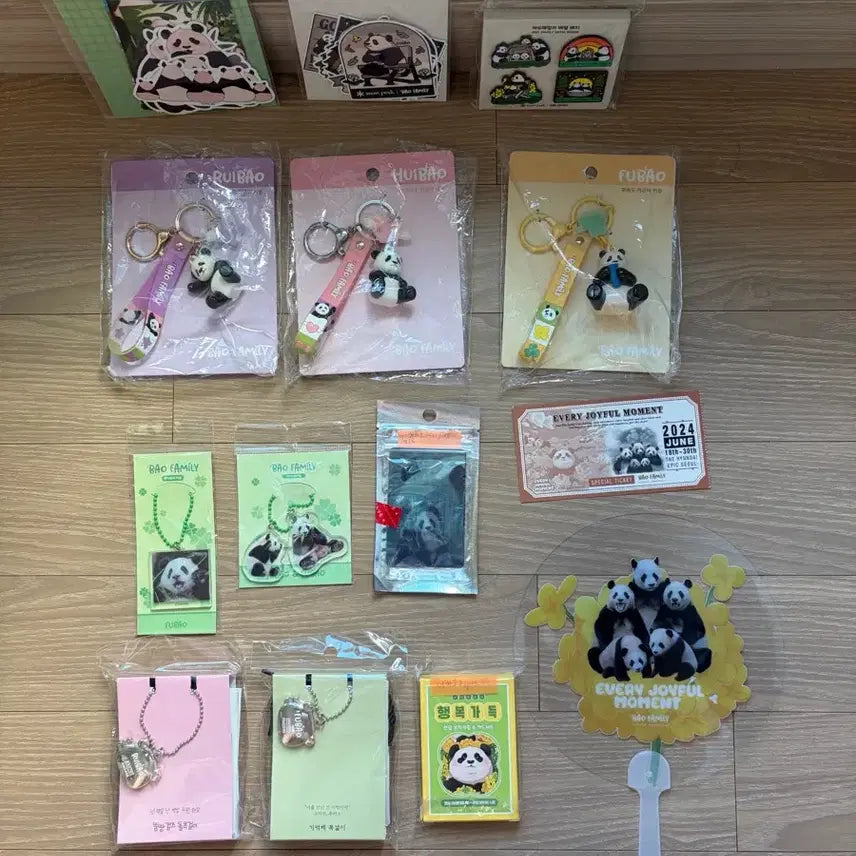 [BUNJANG] Bao Family Goods Set / 바오패밀리굿즈세트 바오(키링 피규어3종,쌍둥이,푸바오 목걸이2종,스티커)등 일괄로 판매해요~