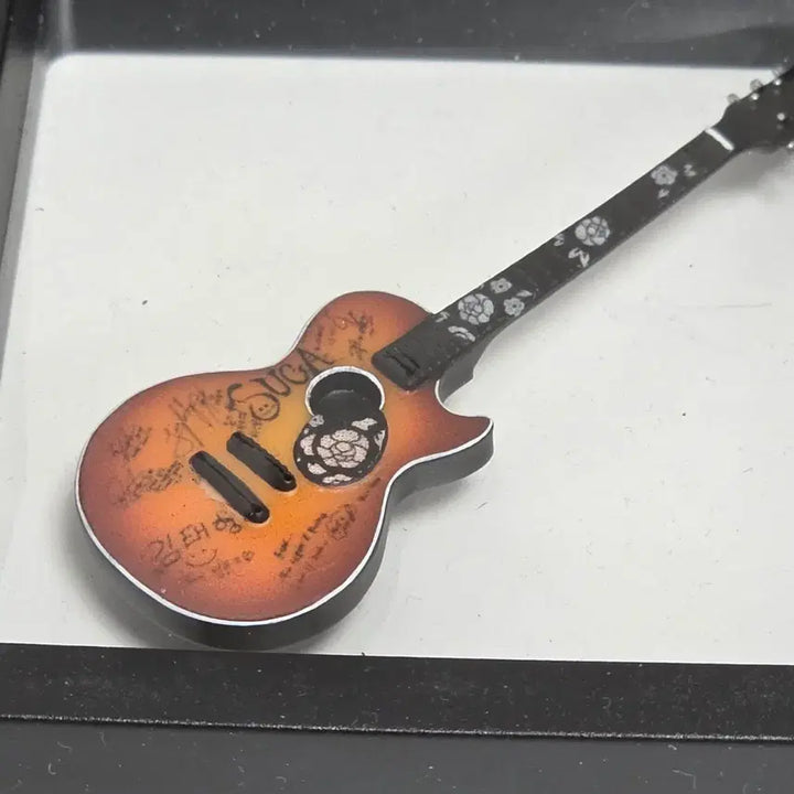 [BUNJANG] SUGA Agust D D-Day Guitar Miniature (Sealed) / 슈가 기타 미니어처 디데이 dday 어거스트디 방탄 bts