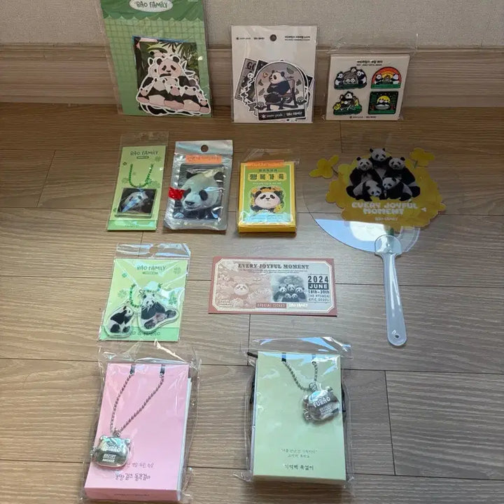 [BUNJANG] Bao Family Goods Bundle Set / 바오패밀리굿즈세트 귀여운 바오(쌍둥이,푸 목걸이 2종,스티커)등 일괄로 판매해요~