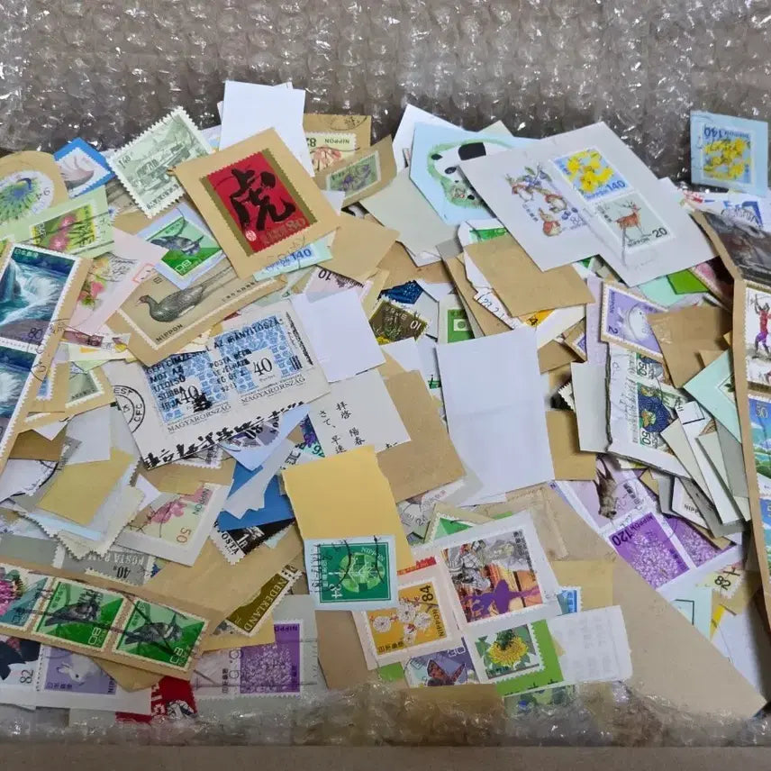 [BUNJANG] Mixed Japanese and International Stamps Bundle / 2. 일본 여러종류 우표 종이부착 된 우표와 해외우표 한박스 일괄 .
