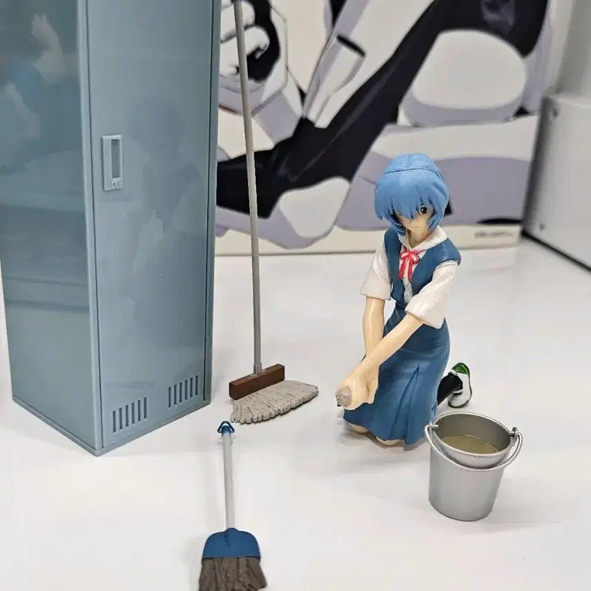 [BUNJANG] Evangelion Ayanami Rei Cleaning Time Figure / 에반게리온 아야나미 레이 청소시간 피규어