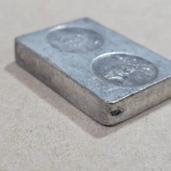 [BUNJANG] Silver Bar with Portrait / 인물이 찍혀있는 은색덩어리