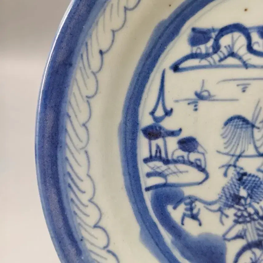 [BUNJANG] Qing Dynasty Qianlong Blue &amp; White Porcelain Plate with Landscape and Figures / 청대 건륭 민요 청화 산수인물누각문 접시 중국도자기 골동품 고미술품 수집품