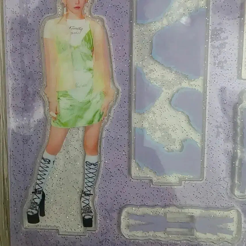 [BUNJANG] LE SSERAFIM Kim Chaewon Acrylic Stand / 르세라핌 사쿠라 아크릴 스탠드