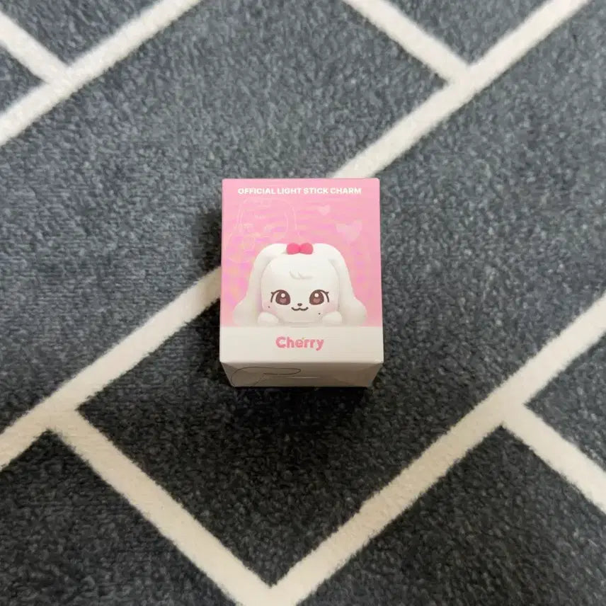 [BUNJANG] IVE Jang Wonyoung Mini:ve Cherry Lightstick Charm / ive 아이브 minive 미니브 장원영 체리 응원봉 참 minive