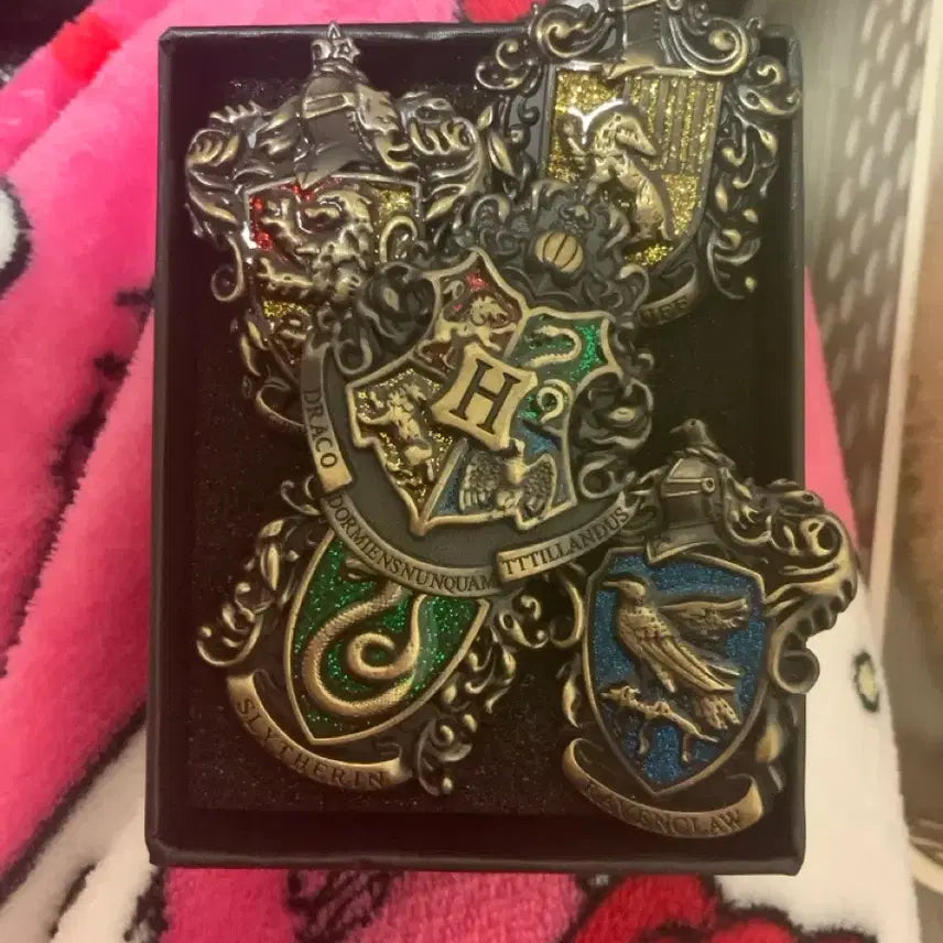 [BUNJANG] Harry Potter Hogwarts House Brooch Set / 해리포터 뱃지 호그와트 그리핀도르 슬리데린 후플푸프 레번클로 브로치