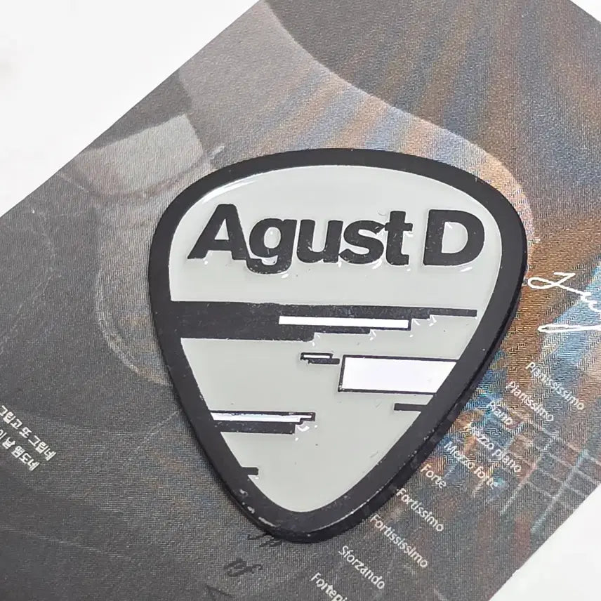 [BUNJANG] BTS Suga Guitar Pick &amp; Microphone Badge Set / all) 슈가 뱃지 방탄 민윤기 기타피크 마이크 suga bts badge