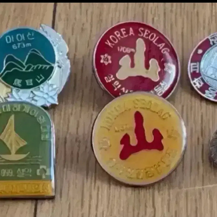 [BUNJANG] Assorted Collectible Pins / 뱃지