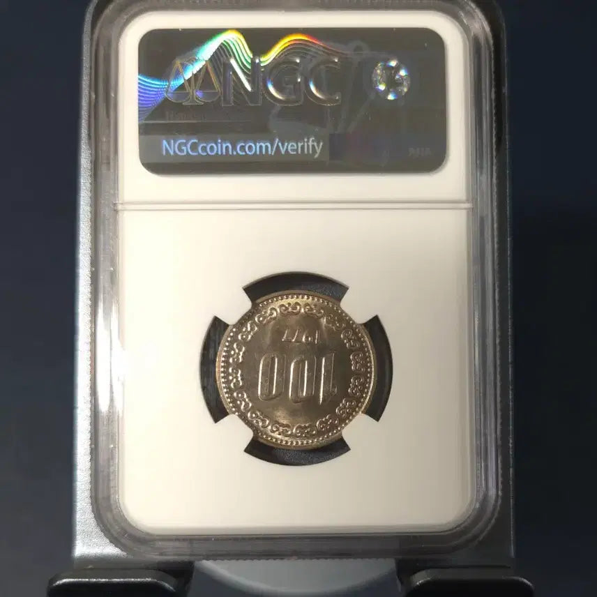 [BUNJANG] 1977 100 Won Coin - Grade 64 Unused - Rare Numismatic Collectible / 특가세일 귀한 특년도 1977년100원 64등급 미사용 희귀동전수집용