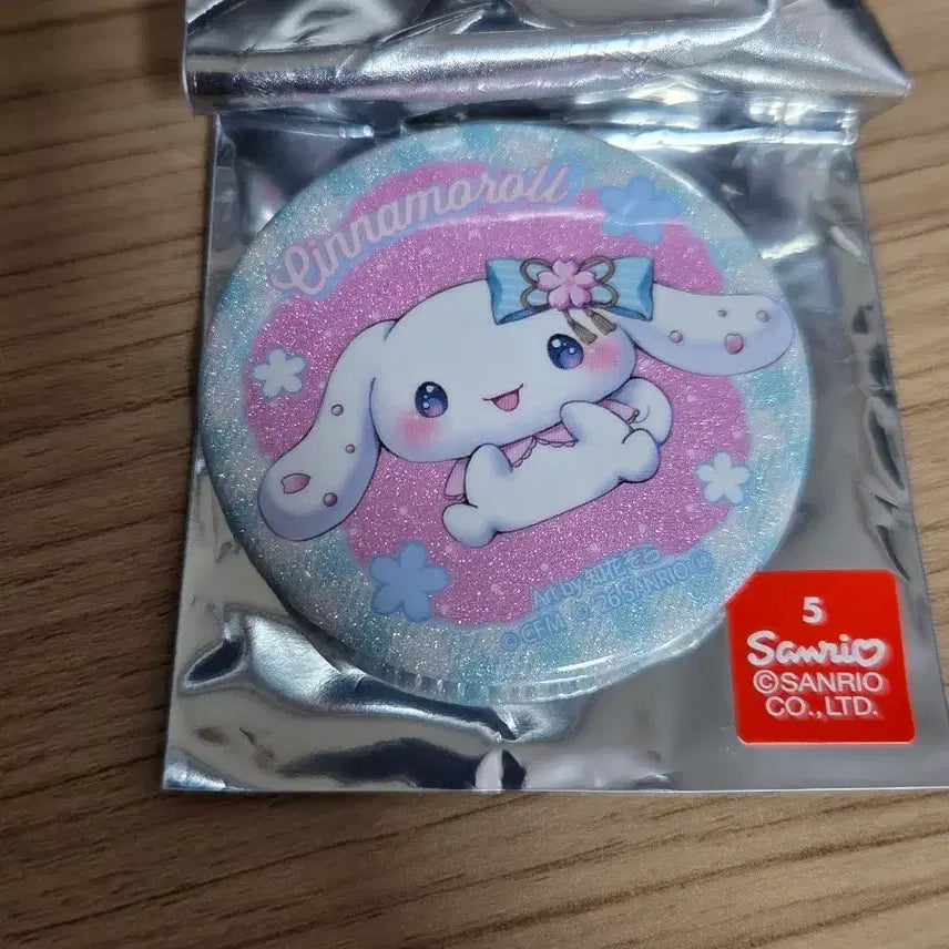 [BUNJANG] Sanrio Cinnamonroll x Hatsune Miku Collaboration Can Badge / 산리오 시나모롤x하츠네 미쿠 캔뱃지