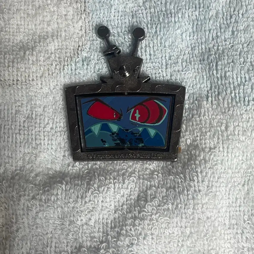 [BUNJANG] Hazbin Hotel U-TooZ Vox Pin Badge (Severe Damage) / 해즈빈호텔 유투즈 복스 핀뱃지 (하자 심함)