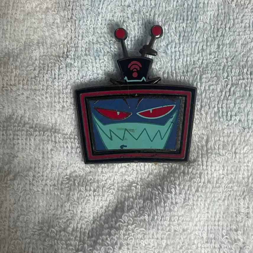 [BUNJANG] Hazbin Hotel U-TooZ Vox Pin Badge (Severe Damage) / 해즈빈호텔 유투즈 복스 핀뱃지 (하자 심함)