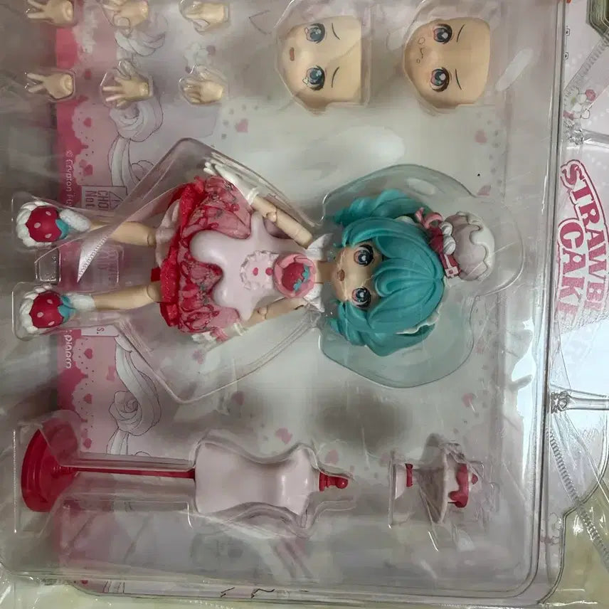 [BUNJANG] Hatsune Miku Bloque Strawberry Shortcake Figure (Sealed) / 미개봉 하츠네미쿠 블로키 딸기 쇼트케이크