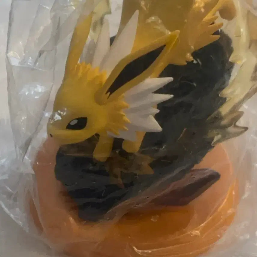 [BUNJANG] Funism Eevee &amp; Jolteon Figure Set / (세트) 이브이 쥬피썬더 세트 이브이즈 피규어 퍼니즘 Funism