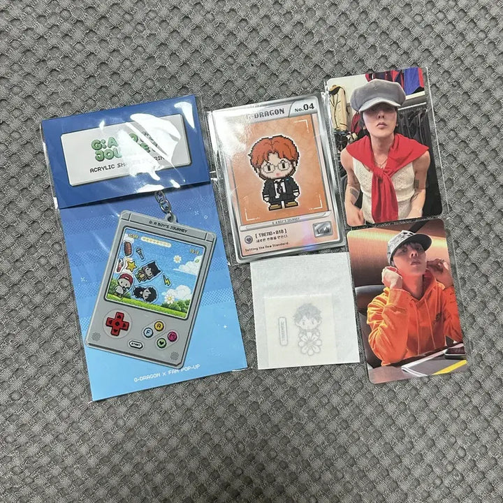 [BUNJANG] G-Dragon (GD) Fanpop Goods Bundle Set - Photocard, Sticker, Keychain / 지드래곤 권지용 GD 팸 팝업 굿즈 특전 포카 띠부씰 키링 일괄 판매