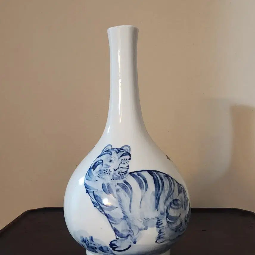 [BUNJANG] Celadon Porcelain Tiger and Magpie Vase (Hojakdo) / 벽사의 의미를 담은 청화백자 호작도 주자, 화병