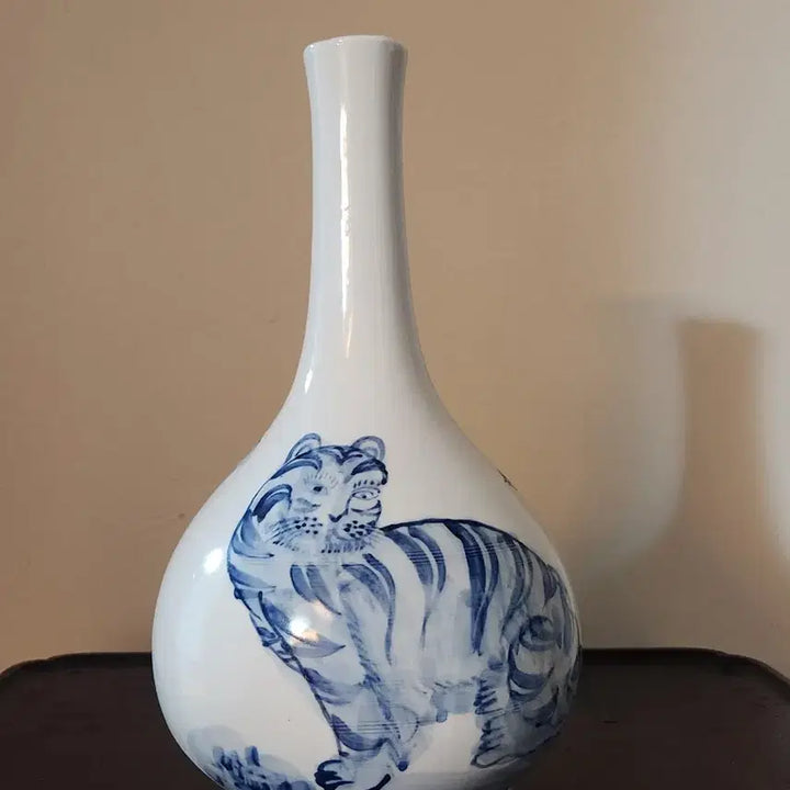 [BUNJANG] Celadon Porcelain Tiger and Magpie Vase (Hojakdo) / 벽사의 의미를 담은 청화백자 호작도 주자, 화병