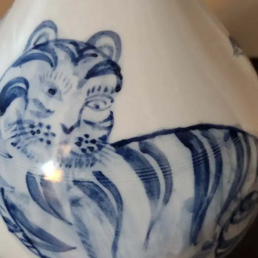 [BUNJANG] Celadon Porcelain Tiger and Magpie Vase (Hojakdo) / 벽사의 의미를 담은 청화백자 호작도 주자, 화병