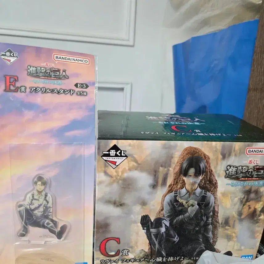 [BUNJANG] Attack on Titan Levi C Prize Figure &amp; Acryl Stand / (택포13)진격의거인 제일복권 리바이 C상 판매합니다