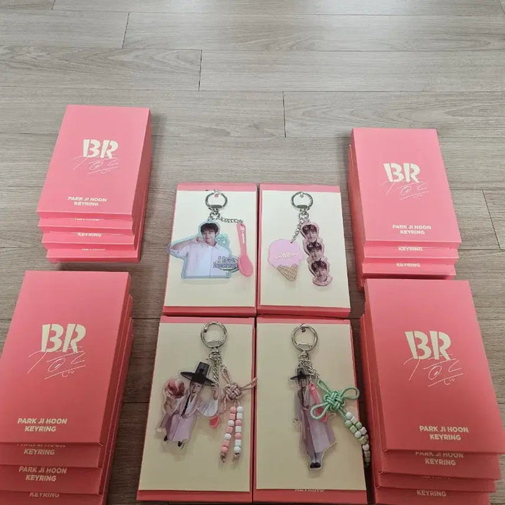 [BUNJANG] Park Jihoon Baskin Robbins Collaboration Keyring 4-Piece Full Set / 배라 박지훈 포스터 및 키링 4종 풀세트