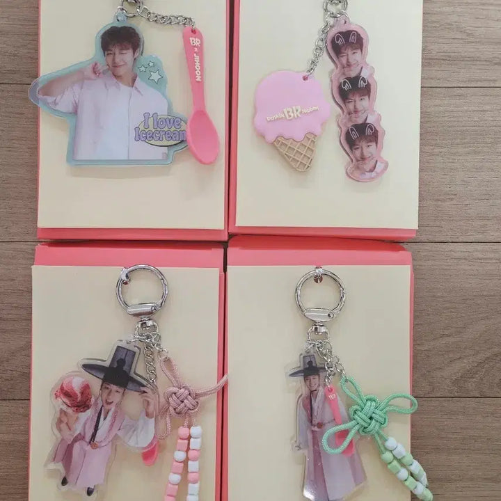 [BUNJANG] Park Jihoon Baskin Robbins Collaboration Keyring 4-Piece Full Set / 배라 박지훈 포스터 및 키링 4종 풀세트