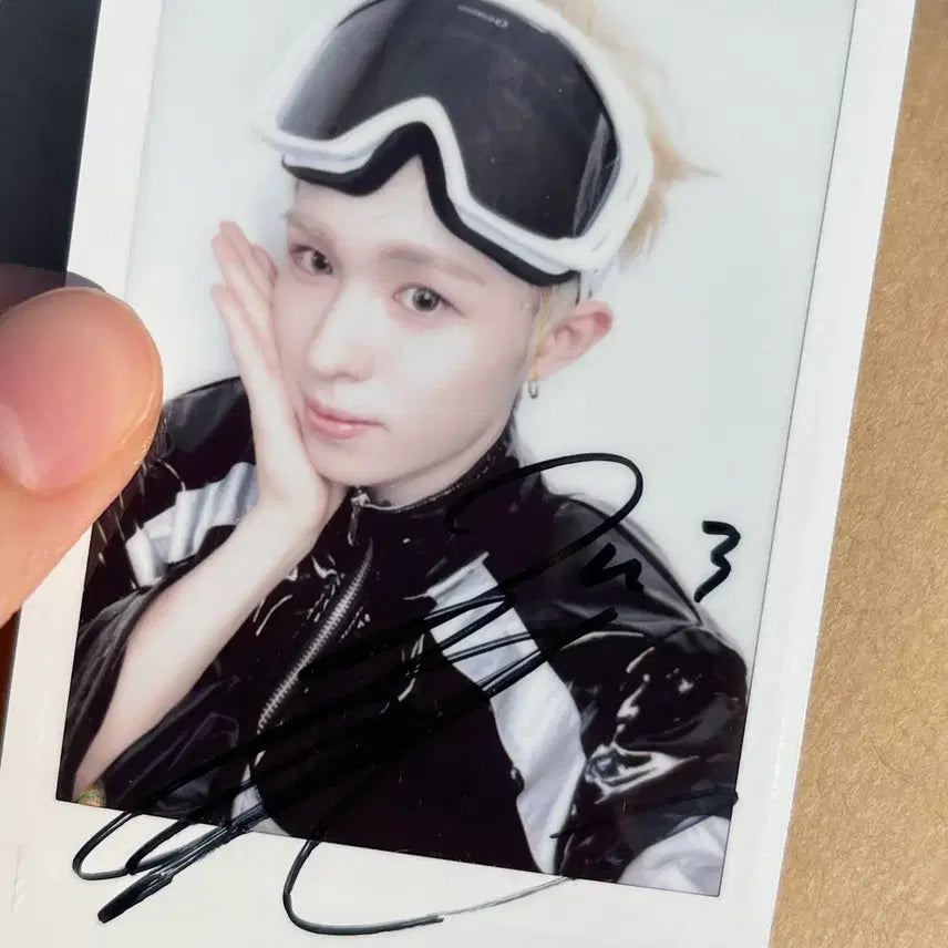 [BUNJANG] NEXZ Huey Signed Polaroid / 넥스지 불후의 명곡 휴이 싸인 폴라로이드 NEXZ