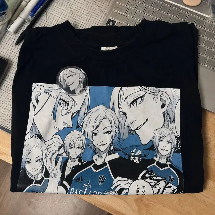 [BUNJANG] Blue Lock Kaiser Original Art Exhibition T-Shirt + Can Badge Set / 블루록 카이저 원화전 티셔츠+캔뱃지