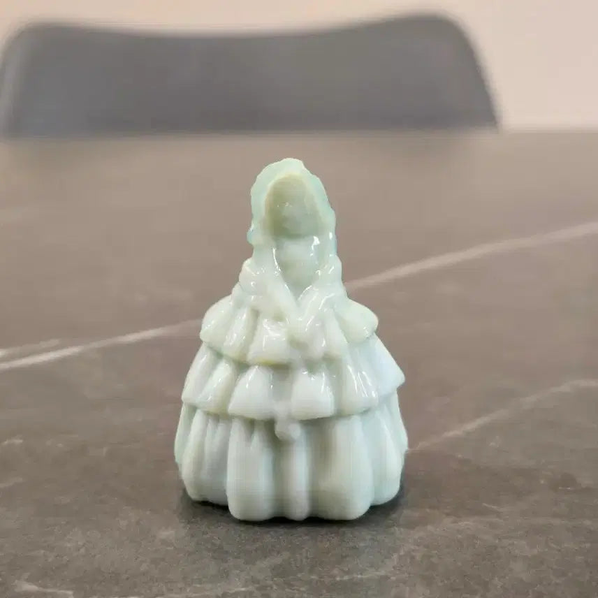 [BUNJANG] Boyd Glass Louise Colonial Lady Figurine / 티지 보이드 글라스 루이즈 콜로니얼 레이디 피겨린 (Boyd Glass Louise Colonial Lady)