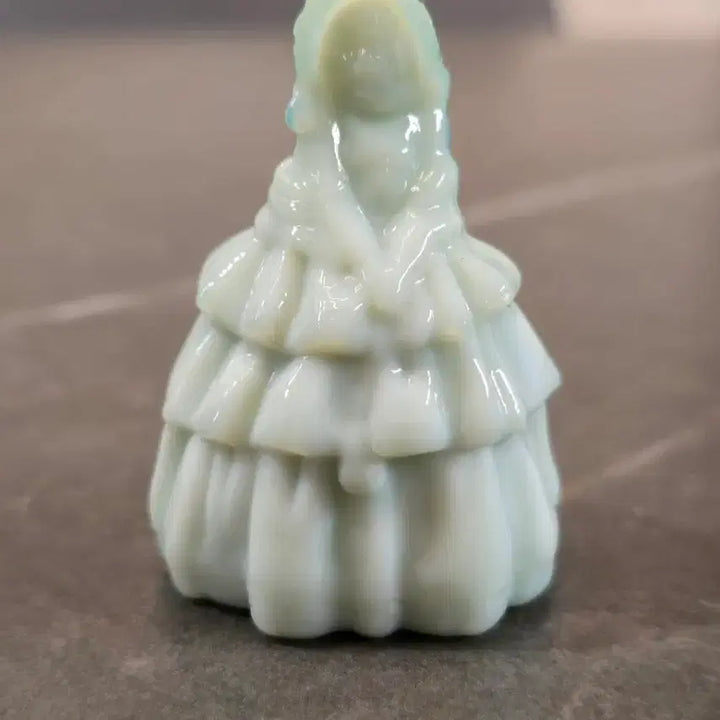 [BUNJANG] Boyd Glass Louise Colonial Lady Figurine / 티지 보이드 글라스 루이즈 콜로니얼 레이디 피겨린 (Boyd Glass Louise Colonial Lady)