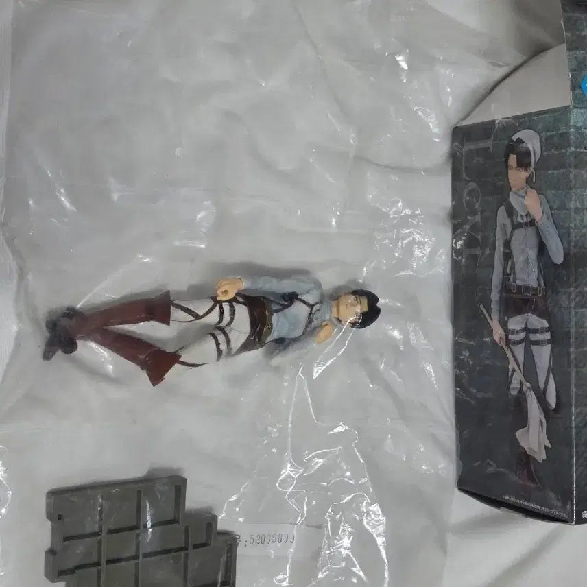 [BUNJANG] Banpresto Attack on Titan Levi Ackerman Cleaning Style Ver. Figure / [새상품] 반프레스토 진격의거인 프리미엄 리바이 피규어 청소 스타일Ver. 청소리바이