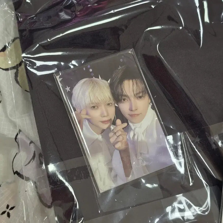 [BUNJANG] Ateez Aniteez Dejavu Popup T-Shirt Hongjoong Yeosang Unit Photocard / 에이티즈 애니티즈 데자부 팝업 티셔츠 홍중 여상 유닛포카 Aniteez T-shirt Unit poca