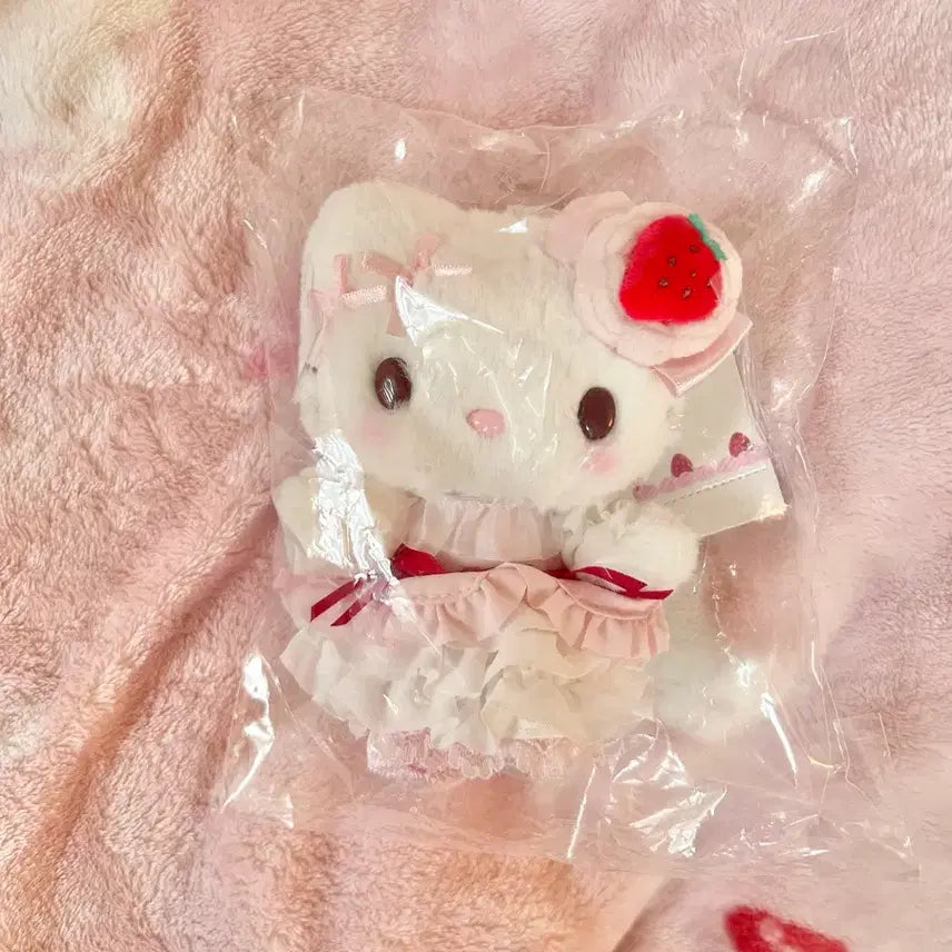 [BUNJANG] Sanrio Strawberry Whipping Cake Kitty Mascot Shortcake Plush / 산리오 딸기휘핑케이크 키티 마스코트 쇼트케이크 2탄 키티 인형 쇼트케이크 헬로키티 마스코트