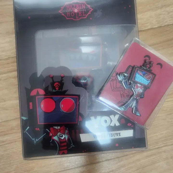 [BUNJANG] Hazbin Hotel VOX Figure + Pin Badge Set (Sealed) / (미개봉)해즈빈호텔 복스 유튜즈 피규어+핀뱃지
