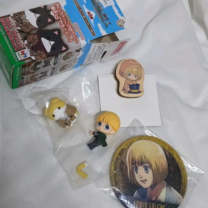 [BUNJANG] Attack on Titan Armin Arlert Figure &amp; Badges Bundle Set / 진격의거인 진격거 아르민 굿즈 일괄 피규어 캔뱃지 나무뱃지 메가캣 정가이하