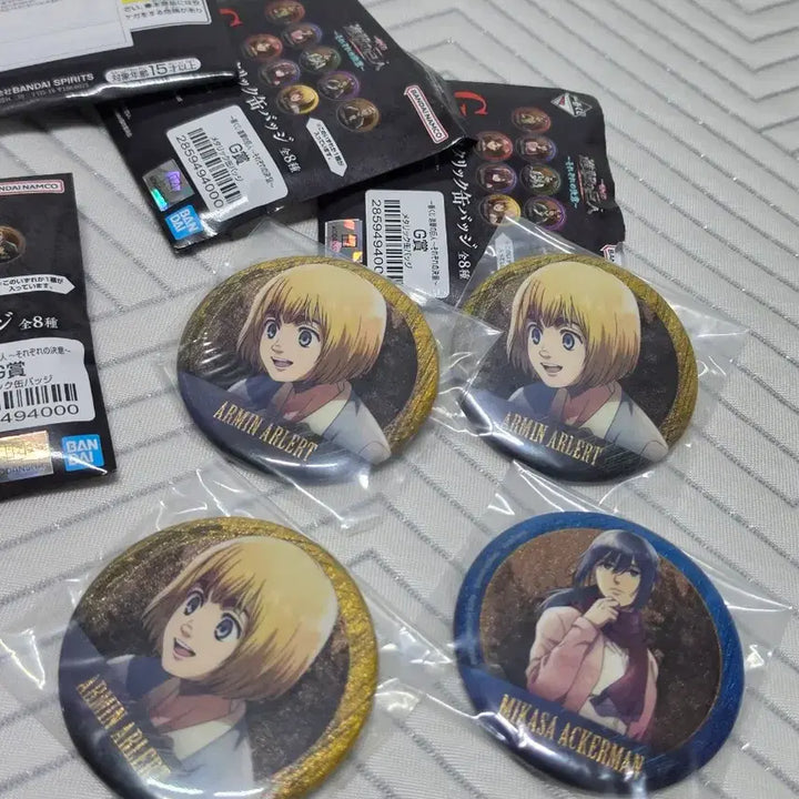 [BUNJANG] Attack on Titan Armin Arlert Figure &amp; Badges Bundle Set / 진격의거인 진격거 아르민 굿즈 일괄 피규어 캔뱃지 나무뱃지 메가캣 정가이하