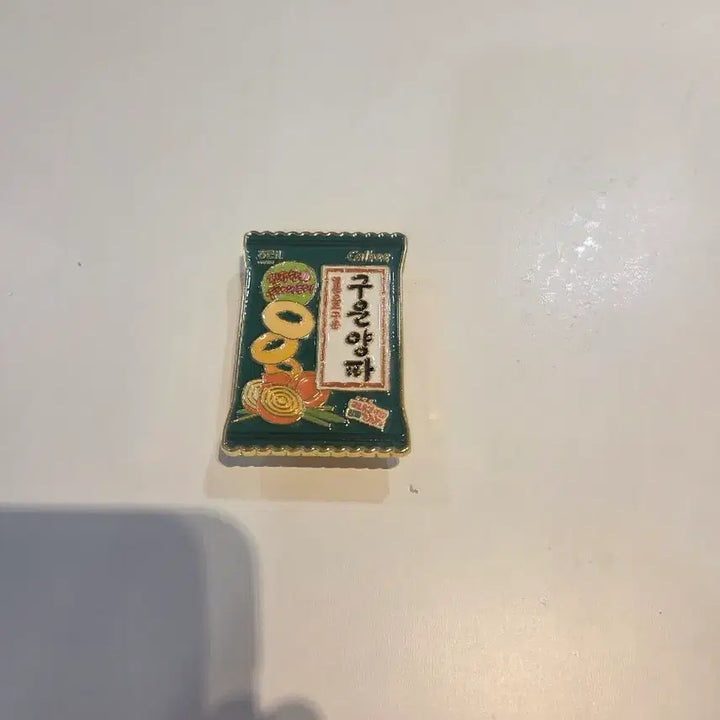 [BUNJANG] Calbee Grilled Onion Pin Badge / Calbee 구운 양파 핀뱃지