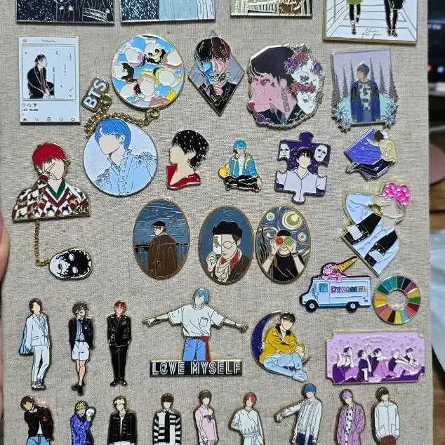 [BUNJANG] BTS Metal Badge Set / 방탄소년단 뱃지 세트 BTS 금속뱃지+팔레트브로치+제작클러치(뷔)