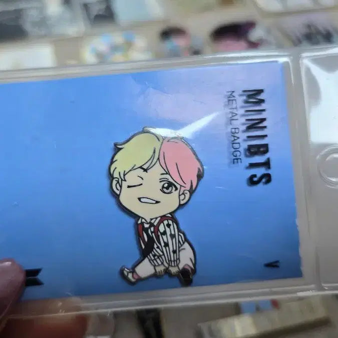[BUNJANG] BTS Metal Badge Set / 방탄소년단 뱃지 세트 BTS 금속뱃지+팔레트브로치+제작클러치(뷔)