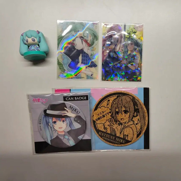 [BUNJANG] Hatsune Miku Goods Set: Figure, Badge, Card, Coaster / 하츠네 미쿠 굿즈 세트 피규어 뱃지 카드