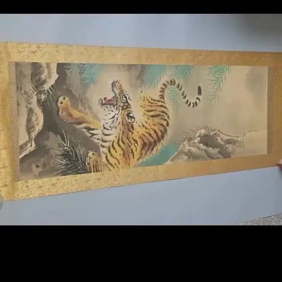 [BUNJANG] Attributed Tiger Painting Scroll / 육필 추정 절벽 아래 포효하는 맹호도 족자 그림