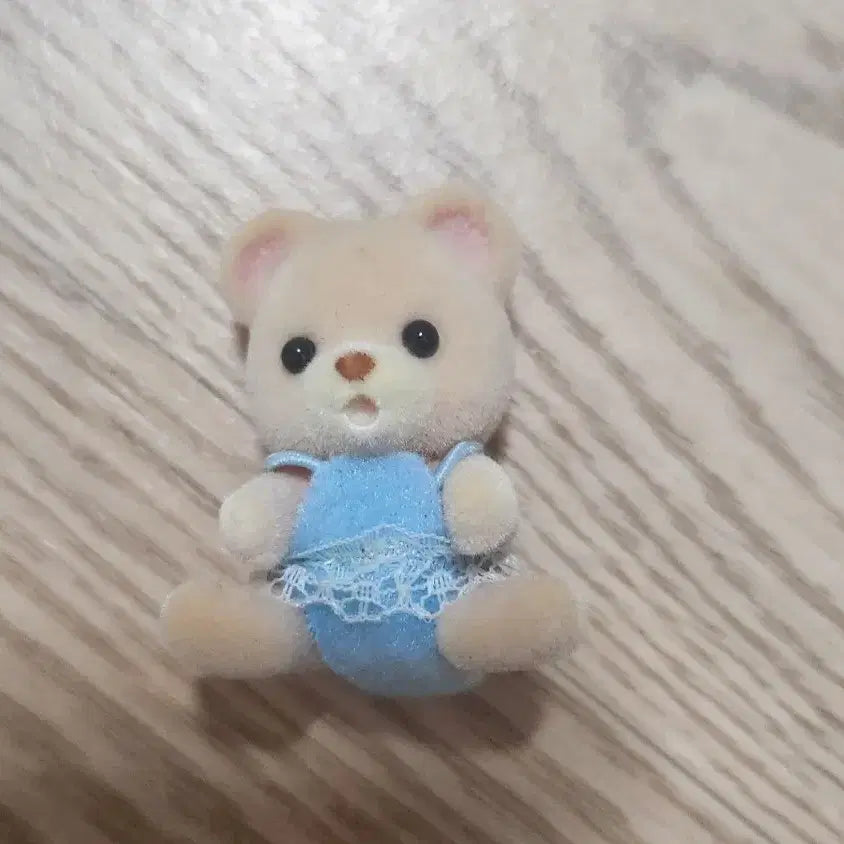 [BUNJANG] Sylvanian Families Beige Teddy Baby in Blue Outfit / 실바니안 베이지 테디 베이비 푸른색 옷