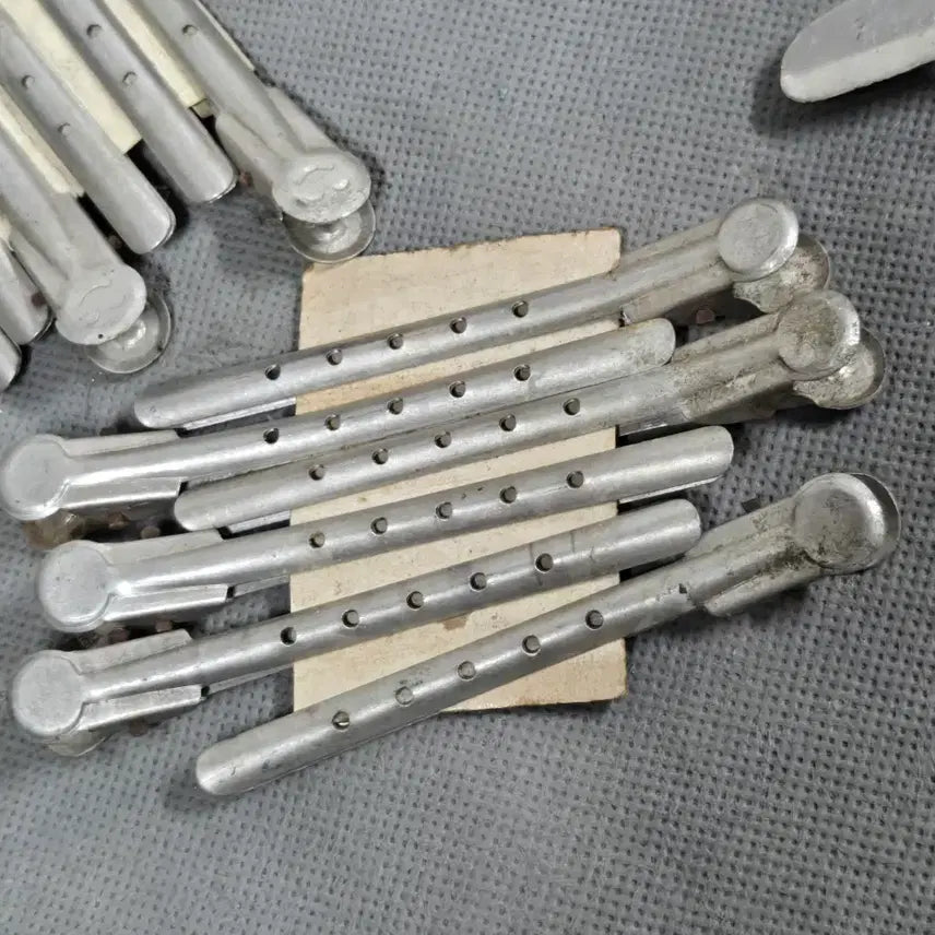 [BUNJANG] 1970s Hair Clips Bundle Set (61 Pieces) / 잊혀져간 추억의 미용자료 .1970년대 미용자료 .미용실 파마 알루미늄 머리헤어집게핀 61개 일괄