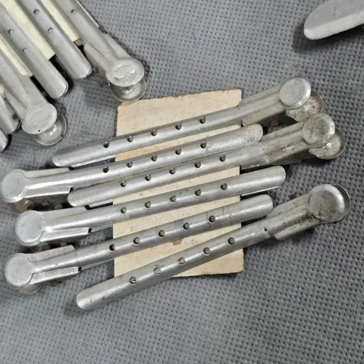 [BUNJANG] 1970s Hair Clips Bundle Set (61 Pieces) / 잊혀져간 추억의 미용자료 .1970년대 미용자료 .미용실 파마 알루미늄 머리헤어집게핀 61개 일괄