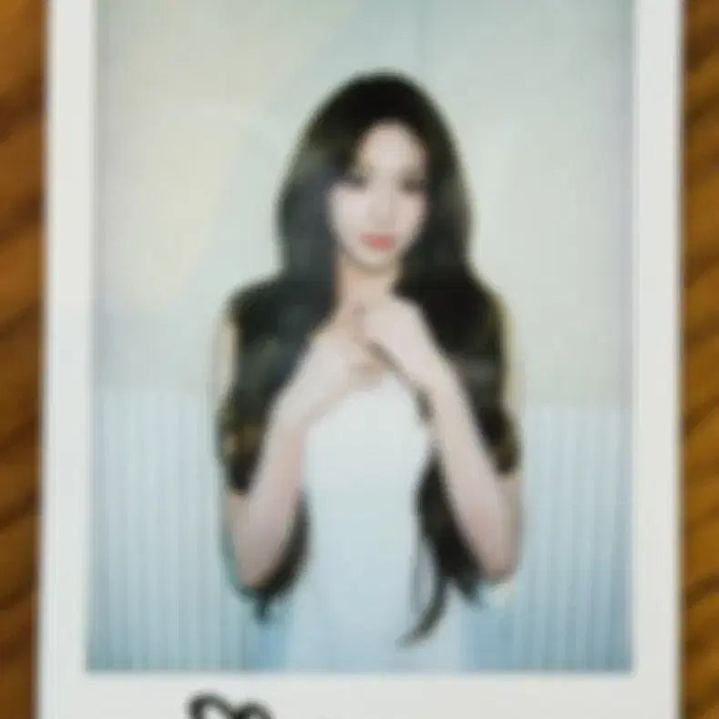 [BUNJANG] tripleS S-yeoun Signed Polaroid / tripleS 트리플에스 신위 싸인 폴라로이드