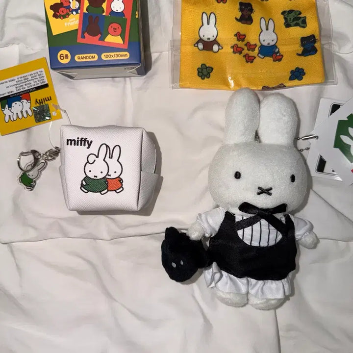 [BUNJANG] Miffy Mini Pouch &amp; Plush Keychain Set / 미피 미니 다용도 파우치 양장 인형 키링 새상품 세트