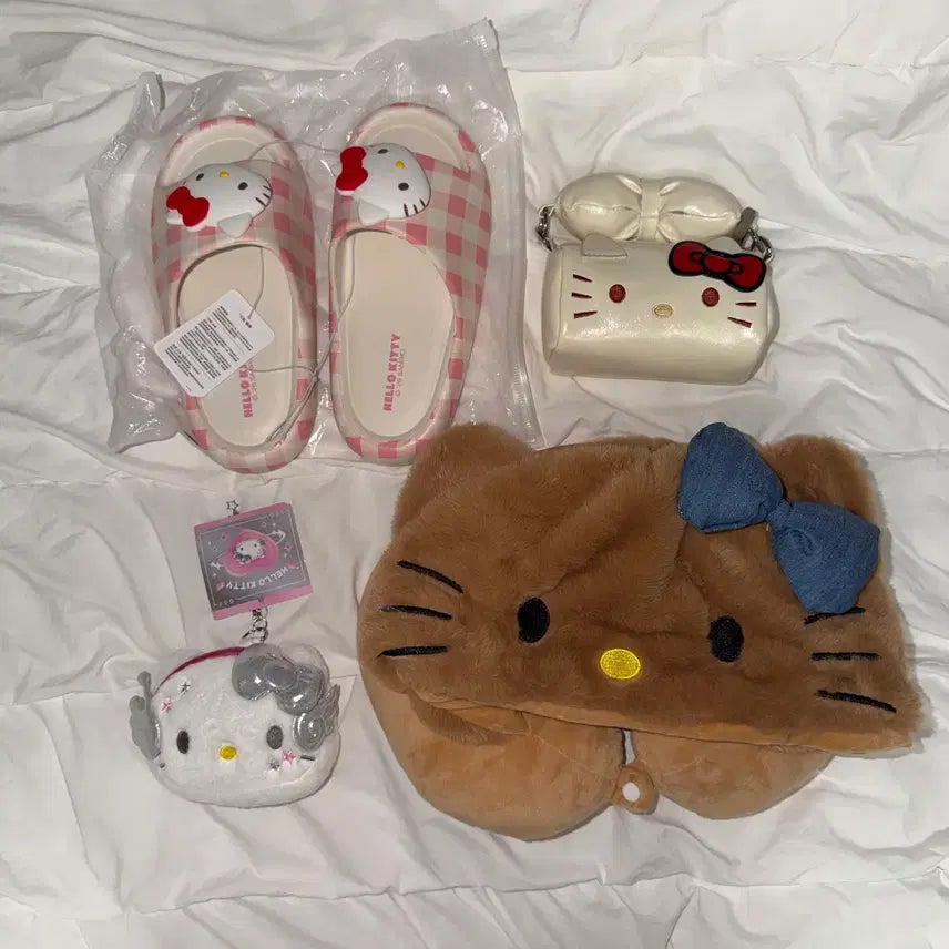 [BUNJANG] Sanrio Hello Kitty Check Pattern Set: Neck Pillow, Slippers, Mini Crossbody Bag, Mini Pouch / 산리오 헬로키티 목베개 체크 슬리퍼 미니 크로스백 미니 파우치 새상품 세트