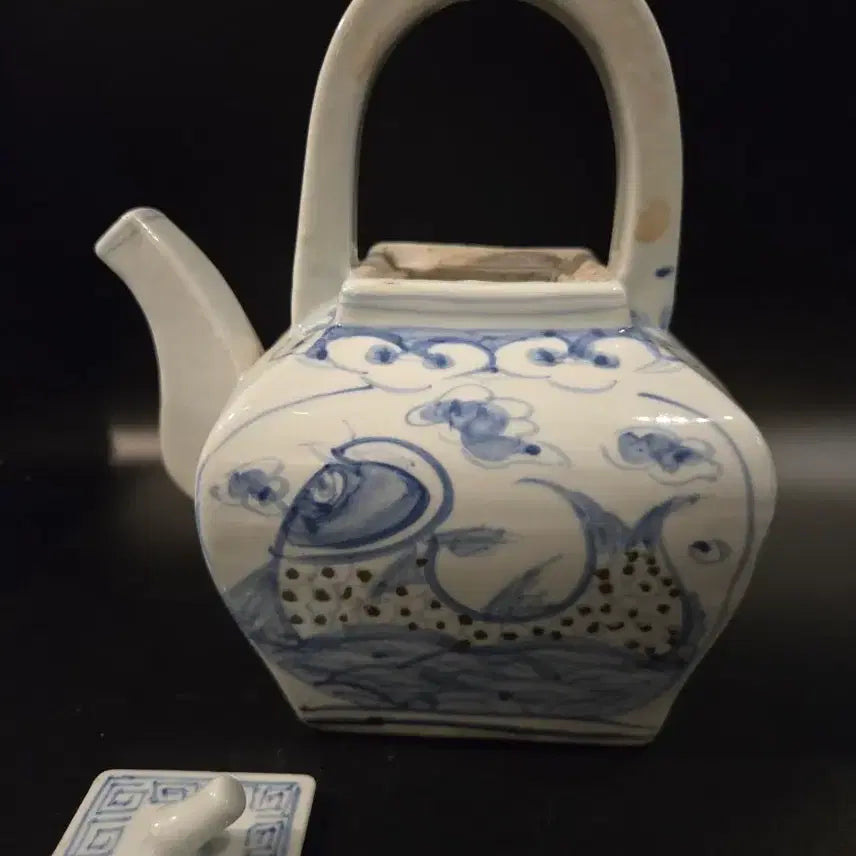 [BUNJANG] Joseon Dynasty Celadon Porcelain Blue and White Square Ewer with Fish Motif / 백자청화 어문 사각 주자