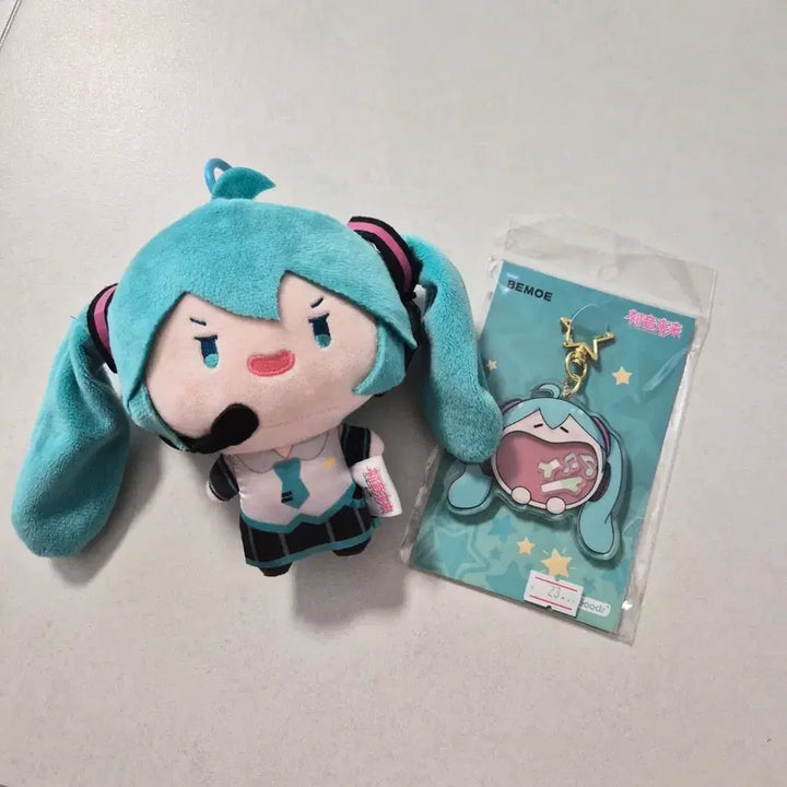 [BUNJANG] Hatsune Miku Rotating Head Plush + Keychain Bundle Set / 귀 회전 미쿠 인형 + 미쿠 키링 (일괄)