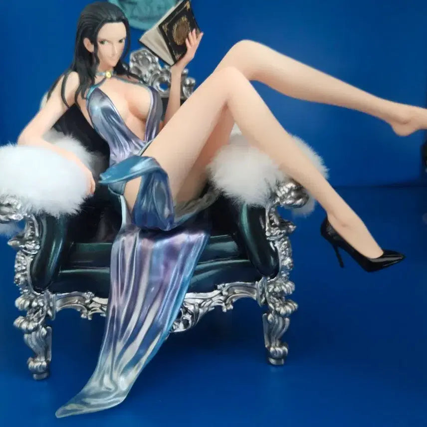 [BUNJANG] IU Studio Robin Statue / IU studio 원피스 로빈 레진 좌상