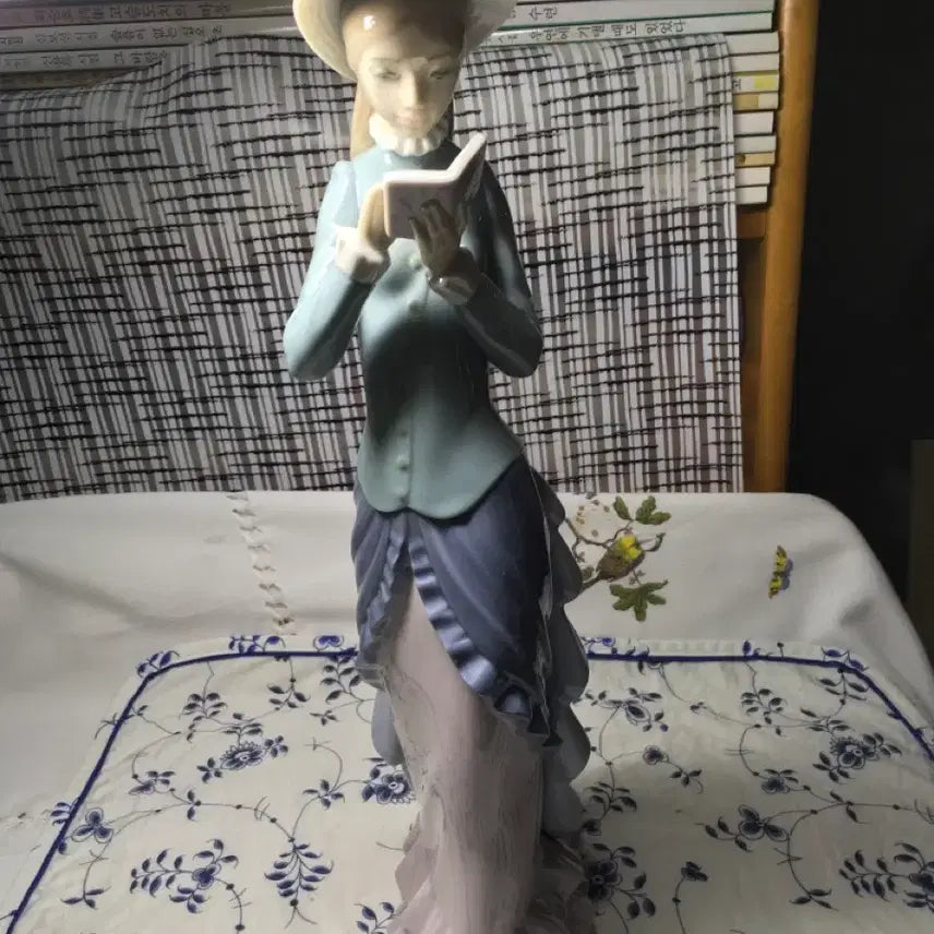[BUNJANG] Yadro Reading Girl Figurine / 야드로 독서하는 소녀